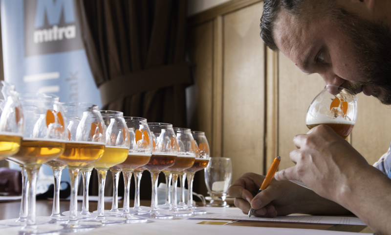 Man proeft bier tijdens de dutch beer challenge